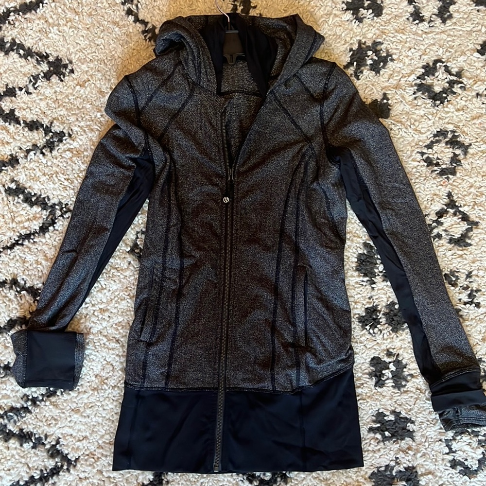 Black/Grey Lululemon zip up. Size SMALL. No tags, I’m good condition!
